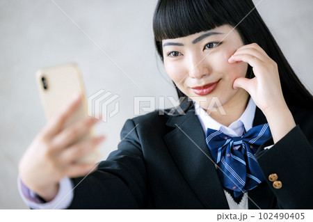 中学生  自撮り　エロ写メ 中学生 女の子 スマートフォン 自撮りの写真素材 - PIXTA