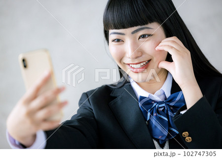 中学生　自撮り写メ　全裸3 中学生 女の子 スマートフォン 自撮りの写真素材 - PIXTA