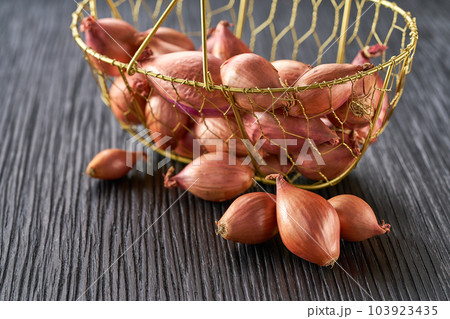 Onions being grated – License Images – 12337962 ❘ StockFood