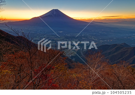 富士山 朝霧高原 秋 紅葉の写真素材 - PIXTA