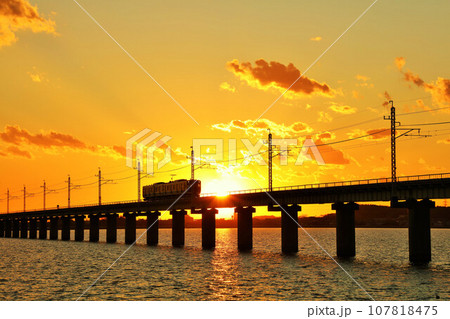 夕暮れの橋 電車 夕焼け 夕日 橋の写真素材 - PIXTA