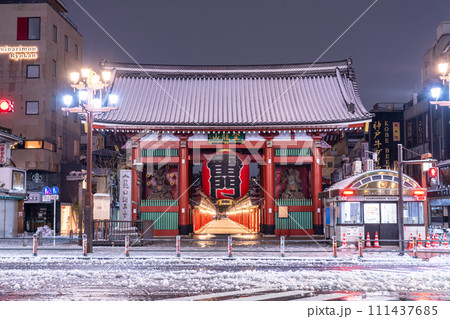 雪 浅草寺 夜 雷門の写真素材 - PIXTA