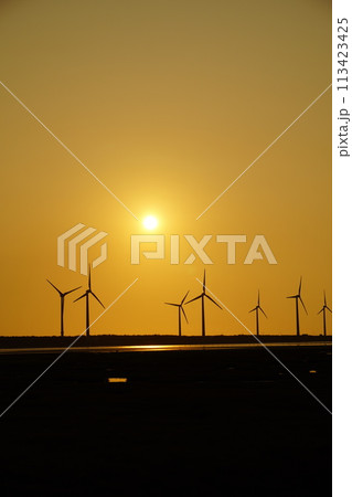 風力発電 夕日 風車 夕景の写真素材 - PIXTA