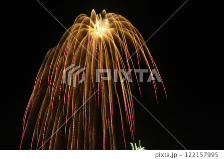 花火 打ち上げ花火 花火大会 しだれ柳の写真素材 - PIXTA