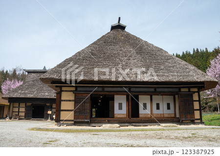 古民家 縁側 茅葺屋根の写真素材 - PIXTA