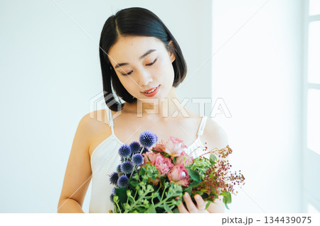 花束を持つ若い女性 の写真素材 [134439075] - PIXTA