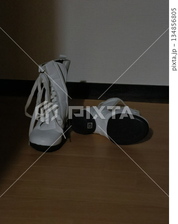 脱ぎ捨てた 靴の写真素材 - PIXTA