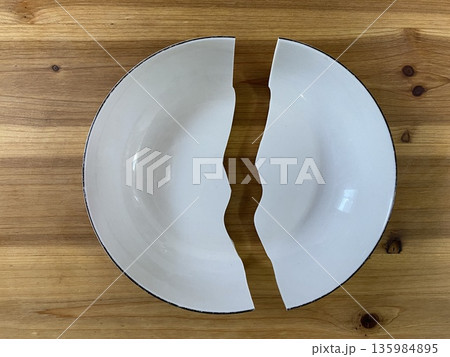 割れた食器の写真素材 - PIXTA