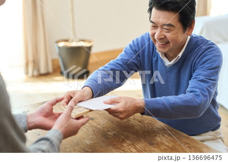 現金 渡す 手渡し 一万円の写真素材 - PIXTA